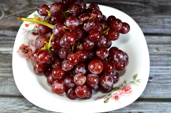 Uvas Vermelhas Uma Fruta Botanicamente Uma Baga Das Vinhas Lenhosas — Fotografia de Stock