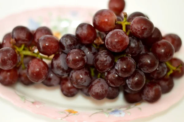 Uvas Vermelhas Uma Fruta Botanicamente Uma Baga Das Vinhas Lenhosas — Fotografia de Stock