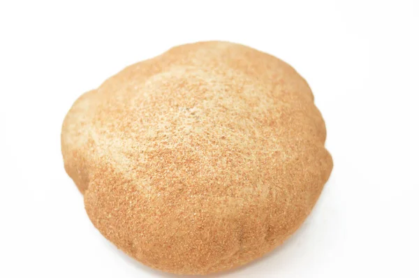エジプトの茶色のブラン薄いパン 薄いパフ クリスピーとおいしい 単独でまたは何かで食べる 茶色の円形 クランチと丸焼きブラン全粒パン 選択的フォーカス — ストック写真