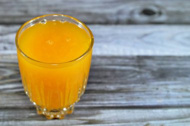 Tropikal lezzeti olan taze mango suyu. Mangolar besleyici lezzeti, kokusu, tadı, tadı ve tahtadan izole edilmiş Mısır mango meyvesinin seçici odak noktasıdır.