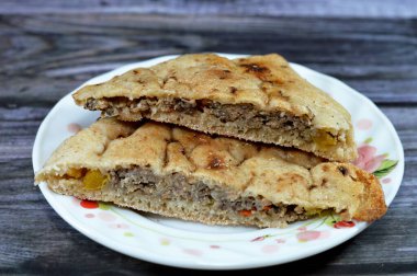 Geleneksel Mısır yemeği Hawai, kıyma ile doldurulmuş pita ve soğan, biber, kısmen ve biber ile baharat, düz Mısır ekmeğini etle doldurup fırında pişirmek.