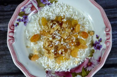 Pirinç pudingi, pirinç, mısır unu, su veya sütle karıştırılmış şeker ve diğer malzemeler, fındık, tarçın, vanilya ve kuru üzümler, adı riz au lait, Stla, Sholezard ve moghli.