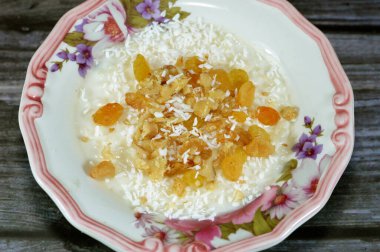 Pirinç pudingi, pirinç, mısır unu, su veya sütle karıştırılmış şeker ve diğer malzemeler, fındık, tarçın, vanilya ve kuru üzümler, adı riz au lait, Stla, Sholezard ve moghli.