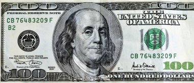 100 dolarlık banknot serisinin ters tarafının büyük bir parçası 2001 'de Başkan Benjamin Franklin' in portresi, eski Amerikan parasının klasik retro 'su, seçici odaklı