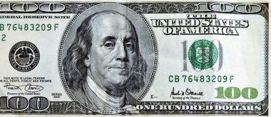 100 dolarlık banknot serisinin ters tarafının büyük bir parçası 2001 'de Başkan Benjamin Franklin' in portresi, eski Amerikan parasının klasik retro 'su, seçici odaklı