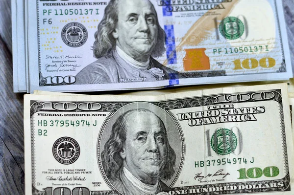 100 지폐는 새로운 시리즈의 현금이며 대통령 벤자민 프랭클린의 거꾸로 기념관 — 스톡 사진