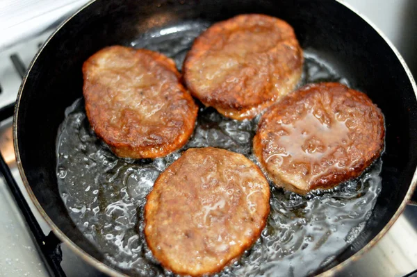 Una Vista Cerca Hamburguesa Carne Frita Picante Cocinada Aceite Poco — Foto de Stock