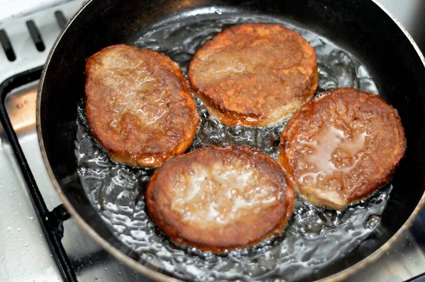 Μια Κοντινή Θέα Πικάντικο Μπιφτέκι Τηγανητό Βόειο Κρέας Μαγειρεμένο Ένα — Φωτογραφία Αρχείου