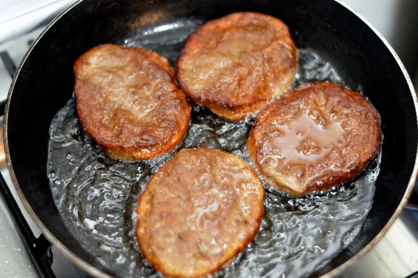 Una Vista Cerca Hamburguesa Carne Frita Picante Cocinada Aceite Poco —  Fotos de Stock