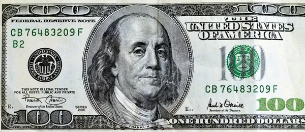 100 100 100ドル紙幣シリーズ2001の反対側の大きな断片ベンジャミン フランクリン大統領の肖像画 古いアメリカのお金のヴィンテージレトロ 選択的焦点 — ストック写真