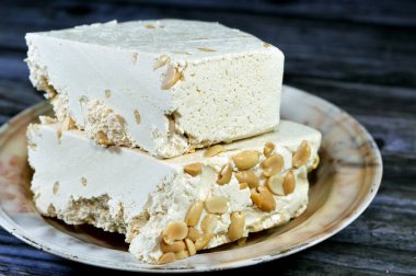 Fıstıklı ya da Halawa Tahiniya 'lı geleneksel tahin halkası, bu karışımın ana bileşenleri susam yağı ya da yapıştırıcıdır (tahini) ve şeker, glikoz ya da bal, temel tahini ve şeker bazlıdır.