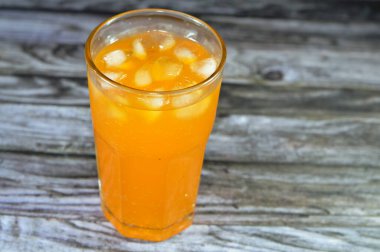 Buzlu portakallı meşrubat, portakallı gazoz, karbonatlı portakal suyu, genellikle çok yüksek miktarda sodyum benzoat içerir ve bu da içeceğe hafif metalik bir tat verir.