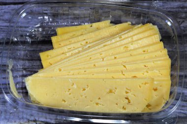 Mısır Rumi peyniri dilimleri, Gebna romiya veya gebna turkiya, Roumi, Romi ayrıca Romy, orta doğu parmesan sert peyniri, keskin bir kokusu ve farklı derecede tuzlu bir kokusu vardır.