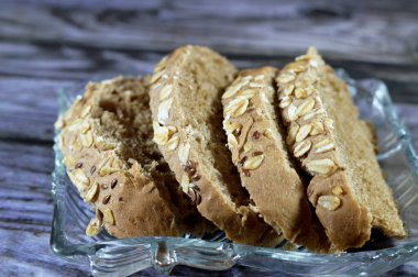 Yulaf ezmesi ve susamlı çörek, yulaf ezmesi (Avena sativa), bazen yulaf, yulaf ezmesi ve rulo yulaf gibi tüketilen tohumları için yetiştirilen tahıl türü.