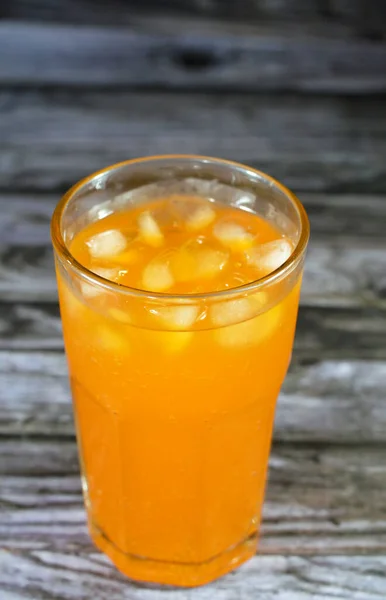 アイスとオレンジソフトドリンク オレンジポップソーダ オレンジ 炭酸オレンジドリンク 多くの場合 ベンゾネートナトリウムの非常に高いレベルが含まれています これは多くの場合 飲料にわずかな金属味に影響を与えます — ストック写真