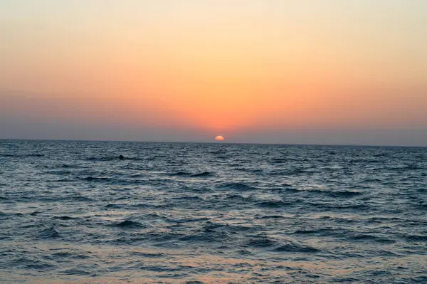 Stock image Scenic sunset on the south Sinai beach, sun going down before night at the coast of the red sea in Egypt, the twilight could be seen on sky at the end of the golden color, selective focus