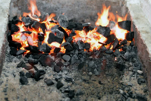 Fuego Carbón Una Parrilla Hervidor Carbón Generalmente Utiliza Para Asar —  Fotos de Stock