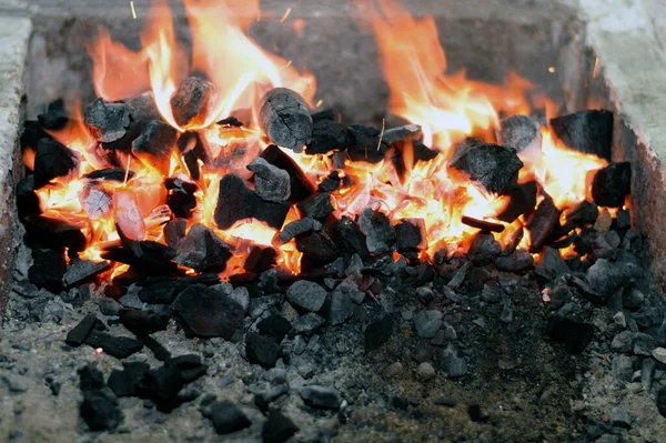 Fuego Carbón Una Parrilla Hervidor Carbón Generalmente Utiliza Para Asar —  Fotos de Stock