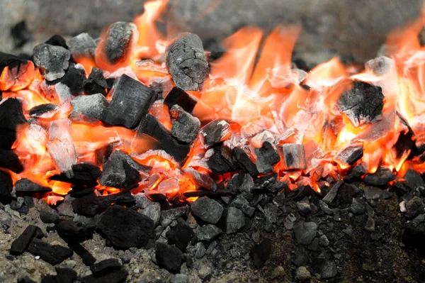 Fogo Carvão Uma Chaleira Carvão Vegetal Grelhar Geralmente Usado Para — Fotografia de Stock