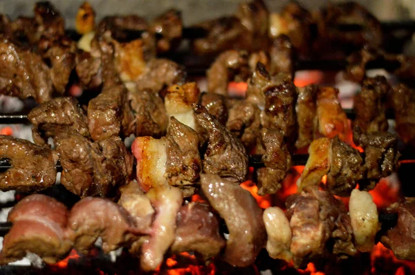 ケバブ ケバップ カバップ カバブ Kebab Kabap Kababap Kabap 中東料理を起源とする肉料理の一種で 通常はクフタコフタひき肉で炭火焼にカット肉片を焼く — ストック写真