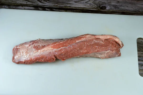 生鲜牛肉红肉片 准备切碎 然后在热水中煮熟煮熟 做成鲜肉汤 或在各种烹调方法中煮熟 生肉上涂一层脂肪 — 图库照片