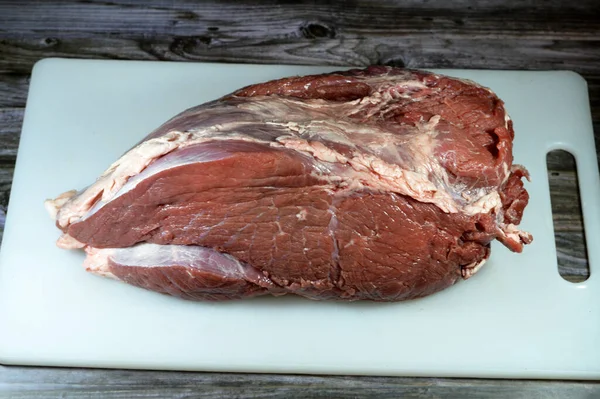 生の新鮮な牛肉の赤肉片を断片にして調理し 新鮮な肉のスープを作るか 様々な料理で調理するためにお湯で煮 脂肪層で覆われた生の肉 — ストック写真