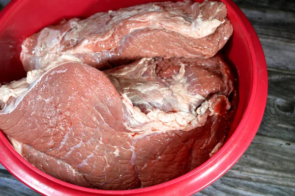 生の新鮮な牛肉の赤肉片を断片にして調理し 新鮮な肉のスープを作るか 様々な料理で調理するためにお湯で煮 脂肪層で覆われた生の肉 — ストック写真