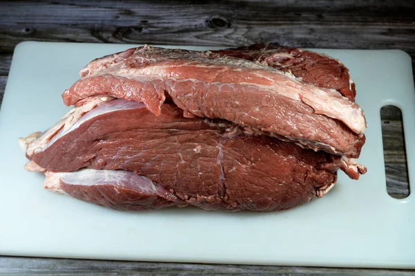 生鲜牛肉红肉片 准备切碎 然后在热水中煮熟煮熟 做成鲜肉汤 或在各种烹调方法中煮熟 生肉上涂一层脂肪 — 图库照片