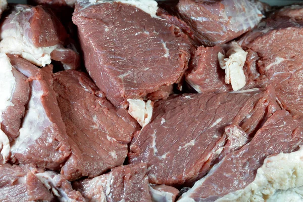 Σωρός Νωπού Βοδινού Κόκκινου Κρέατος Τεμαχισμένου Κομμάτια Έτοιμα Μαγειρευτούν Και — Φωτογραφία Αρχείου