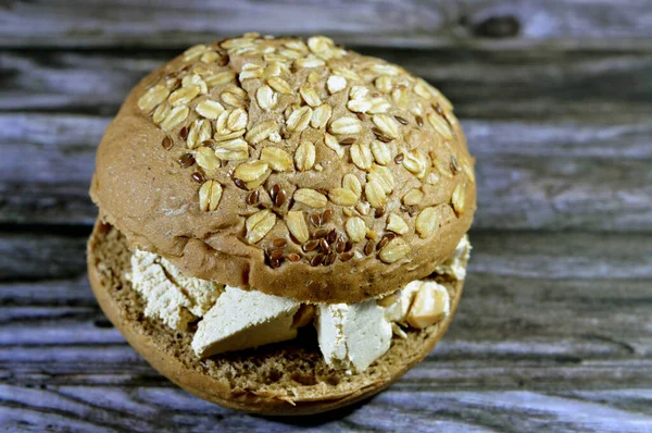 전통적 히니할 땅콩을 곁들인 할라와 귀리와 참깨를 귀리라고 불리는 샌드위치 — 스톡 사진