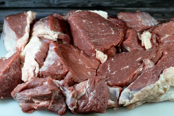 Σωρός Νωπού Βοδινού Κόκκινου Κρέατος Τεμαχισμένου Κομμάτια Έτοιμα Μαγειρευτούν Και — Φωτογραφία Αρχείου