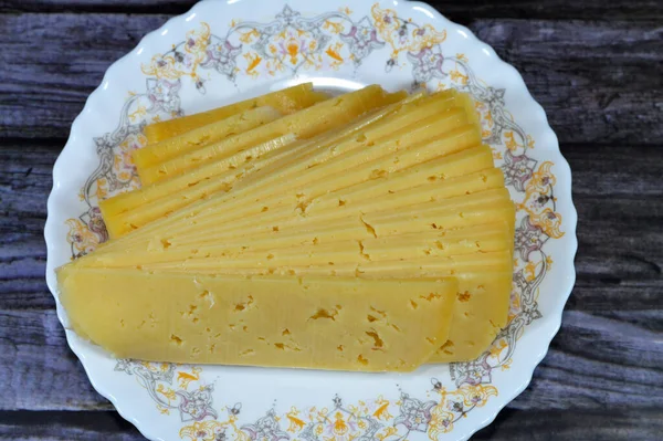 エジプトのルミチーズのスライス ゲブナRomiyaまたはゲブナTurkiyaと呼ばれます ロミもロミー 中東のパルメザンチーズ 刺激的な香りを持っています そして塩味の異なる程度 — ストック写真