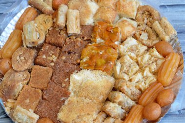 Arap tatlıları mutfağı, ortadoğu, Suriye, Mısır ve Türk tatlıları geleneksel Ramazan tatlıları, basbosa, konafa, baklava, tulumba ve Zalabia fındık ile servis edilir.