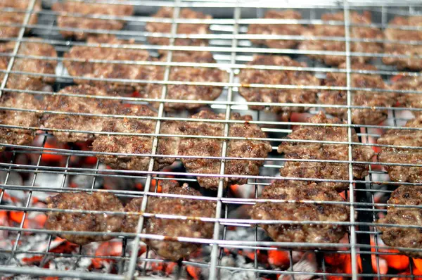 Grillen Fleischbällchen Rindfleisch Hackfleisch Kofta Kufta Einem Grillnetz Mit Griff — Stockfoto