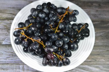 Siyah üzümler, bir meyve, bitkisel olarak, çiçek açan bitki cinsi Vitis 'in yaprak döken sarmaşıklarından oluşan bir meyve. Üzümler, genellikle taze veya kurumuş kümeler halinde oluşan, klimaterik olmayan bir meyve türüdür.