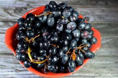 Siyah üzümler, bir meyve, bitkisel olarak, çiçek açan bitki cinsi Vitis 'in yaprak döken sarmaşıklarından oluşan bir meyve. Üzümler, genellikle taze veya kurumuş kümeler halinde oluşan, klimaterik olmayan bir meyve türüdür.