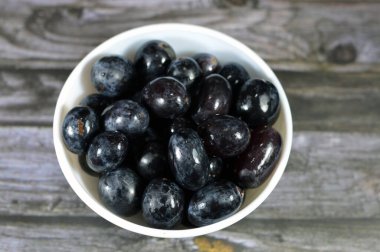 Siyah üzümler, bir meyve, bitkisel olarak, çiçek açan bitki cinsi Vitis 'in yaprak döken sarmaşıklarından oluşan bir meyve. Üzümler, genellikle taze veya kurumuş kümeler halinde oluşan, klimaterik olmayan bir meyve türüdür.