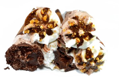 Dondurma, vanilya ve çikolata külahları. Çikolata, karamel sosu ve gevrek bir külahta fındık. Soğuk dondurmayı bisküvinin içinde eritmek, yaz tatili kavramı.