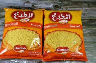 Kahire, Mısır, 9 Temmuz 2023: ElMtbkh premium makarna vermicelli, El Matbakh ya da The Kitchen Vermicelli, orta doğu 'daki Shareyya spagettisine benzeyen geleneksel makarna türü.