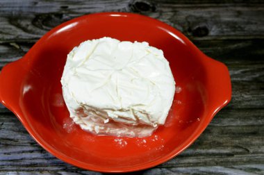 Az tuzlu beyaz peynir, salata, pizza, sandviç, makarna ve daha fazlasını hazırlamak için kullanılan çeşitli tariflere lezzetli bir karışım, bağışıklık ve metabolizmayı güçlendiren zengin besin ve proteinler.