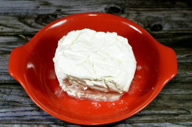 Az tuzlu beyaz peynir, salata, pizza, sandviç, makarna ve daha fazlasını hazırlamak için kullanılan çeşitli tariflere lezzetli bir karışım, bağışıklık ve metabolizmayı güçlendiren zengin besin ve proteinler.