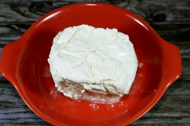 Az tuzlu beyaz peynir, salata, pizza, sandviç, makarna ve daha fazlasını hazırlamak için kullanılan çeşitli tariflere lezzetli bir karışım, bağışıklık ve metabolizmayı güçlendiren zengin besin ve proteinler.