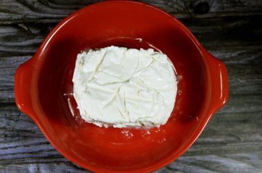 Az tuzlu beyaz peynir, salata, pizza, sandviç, makarna ve daha fazlasını hazırlamak için kullanılan çeşitli tariflere lezzetli bir karışım, bağışıklık ve metabolizmayı güçlendiren zengin besin ve proteinler.