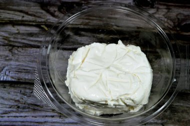 Az tuzlu beyaz peynir, salata, pizza, sandviç, makarna ve daha fazlasını hazırlamak için kullanılan çeşitli tariflere lezzetli bir karışım, bağışıklık ve metabolizmayı güçlendiren zengin besin ve proteinler.