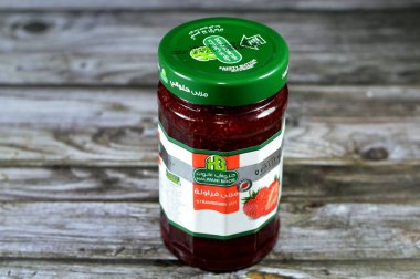 Kahire, Mısır, 9 Temmuz 2023: Halwani Bros çilek reçeli Haalwani şişesi, Halwani Kardeşler Şirketi Orta Doğu, Suudi Arabistan ve Mısır 'da gıda endüstrisinin öncülerinden biri.