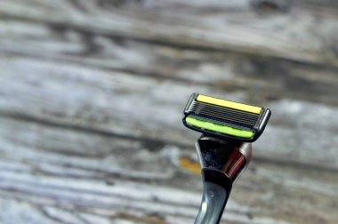 Kesicili altı bıçak sistemi, patentli altı bıçaklı traş platformu, çift kayganlaştırıcı bantlar, deriyi nemlendiriyor ki tahrişi azaltsın, erkekler için tıraş bıçakları...