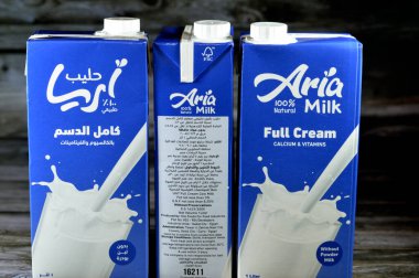 Kahire, Mısır, 9 Temmuz 2023: Aria tam kremalı taze inek sütü şişesi bir litre kalsiyum ve vitaminli, seçici odak noktası Aria doğal sütü ahşap arka planda izole edilmiş