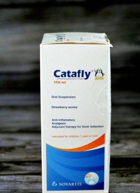 Kahire, Mısır, 9 Temmuz 2023: Çocuklar için Katafly süspansiyonu Diclofenac potasyumu, Anti-inflamatuar, Anti-Pyretic ve Analjezik. Küresel bir sağlık şirketi olan Novartis 'in çilek aroması.