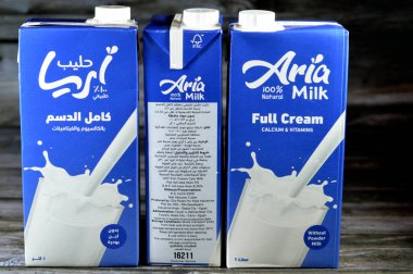 Kahire, Mısır, 9 Temmuz 2023: Aria tam kremalı taze inek sütü şişesi bir litre kalsiyum ve vitaminli, seçici odak noktası Aria doğal sütü ahşap arka planda izole edilmiş