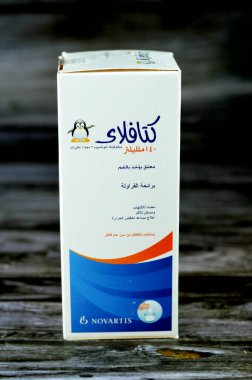 Kahire, Mısır, 9 Temmuz 2023: Çocuklar için Katafly süspansiyonu Diclofenac potasyumu, Anti-inflamatuar, Anti-Pyretic ve Analjezik. Küresel bir sağlık şirketi olan Novartis 'in çilek aroması.
